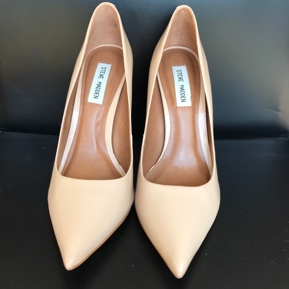 STEVE MADDEN tan fauxleather pointed pumps sz 9